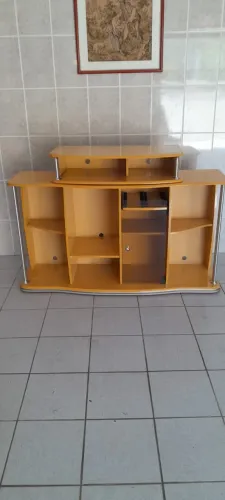 estante tipo hack em MDF com fortas de vidro e tampa superior giratória.
