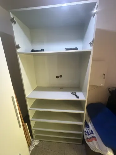 GUARDA ROUPA EM MDF LAQUEADO IMPECÁVEL