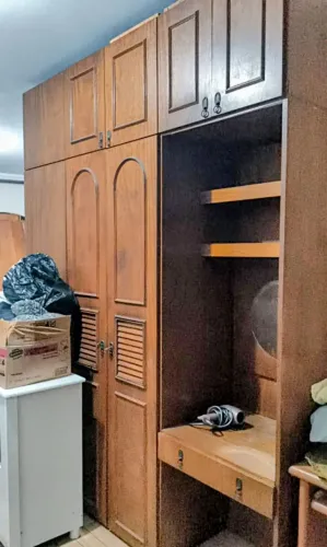 Guarda roupa antigo de madeira com penteadeira