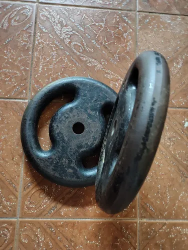 Anilhas ferro maciço vazadas 20kg cada .