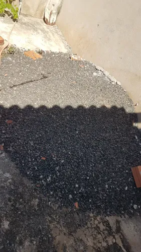 Doando pedras para construção 