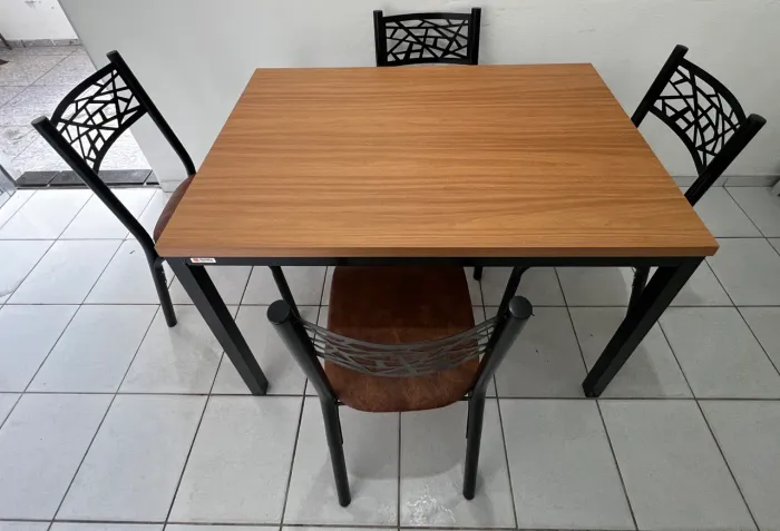 Mesa de jantar com 4 cadeiras - Nova, apenas 6 meses de uso