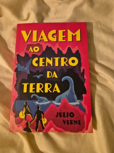 Livro Viagem ao centro da terra de Júlio Verne com borda de páginas coloridas