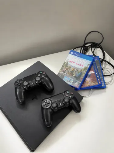Ps4 com jogos inclusos, 2 controles e os fios bons