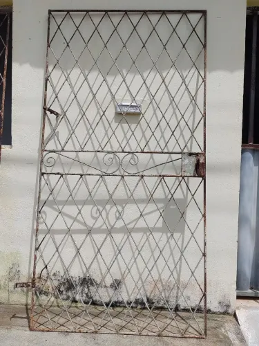 Vende-se 01 portão xadrez