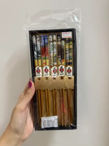 Conjunto com 5 pares de hashis importados do Japão. Cada hashi é decorado com detalhes art