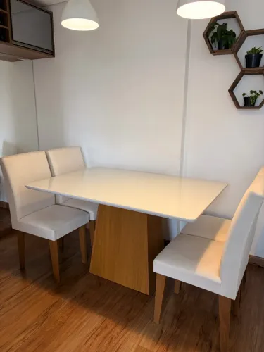 Mesa de jantar Luna com Tampo Off White e 4 cadeiras Grécia Veludo Creme e Imbuia