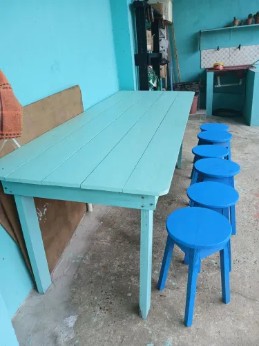 Mesa de madeira c/ tamboretes