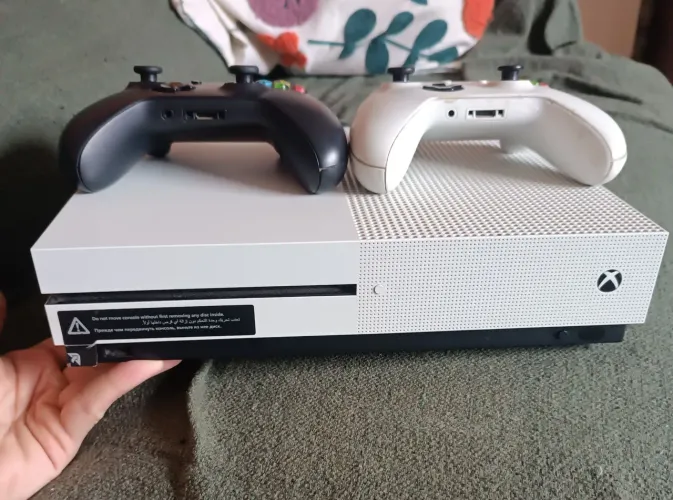 XBOX ONE S 1TB + 2 CONTROLES (ORIGINAIS) + CAIXA