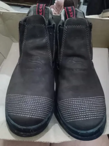Bota semi nova número 42