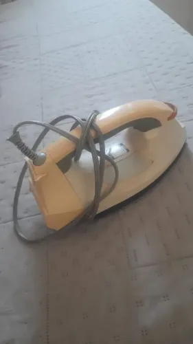 Aspirador de pó, ferro de passar roupa e varal de teto