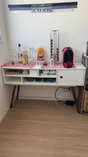 Rack Aparador Branco com Pés de Madeira - Estilo Retrô