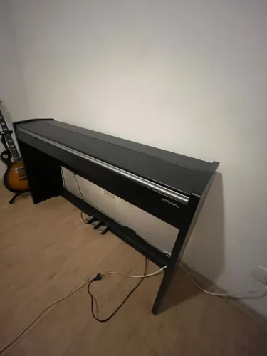 PIANO F140R  ROLAND