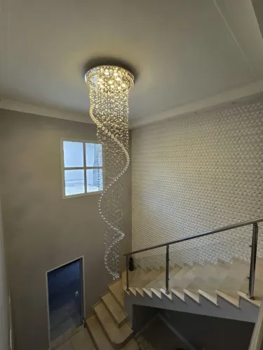 Lustre em cascata longa.Conservado