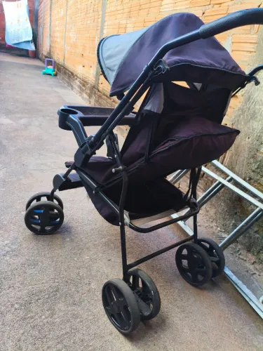 Carrinho de bebê.