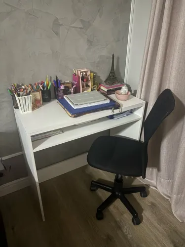 Escrivaninha de MDF branca + Cadeira de escritório