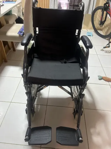 Vende-se uma cadeira de roda semi nova 900,00