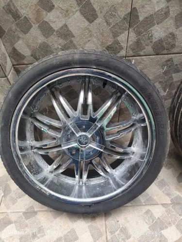Aro cromado 22 pol.  para caminhonetes . Os pneus estão novos , porém não servem para uso.