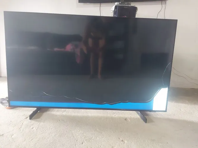Vende -se uma TV Samsung 50 polegada com a tela partida mais funcionando tudo