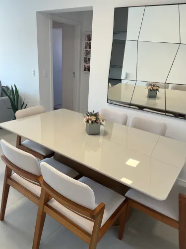 Linda mesa de 6 lugares em perfeito estado.