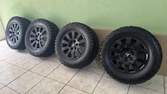 Rodas Aro 18 Mitsubishi Original com Pneus APTANY ECO SENDERO M/T- 33 x 12.5 R18