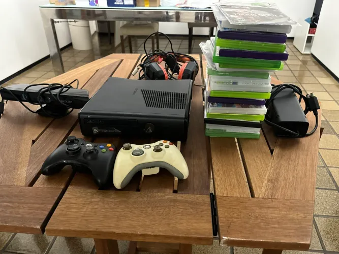 Xbox 360 com +de 25 jogos | 2 controles | Kinect | 1 Brinde