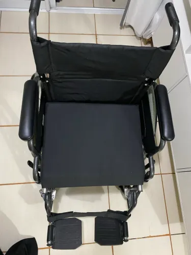 Cadeira de rodas seminova à venda!