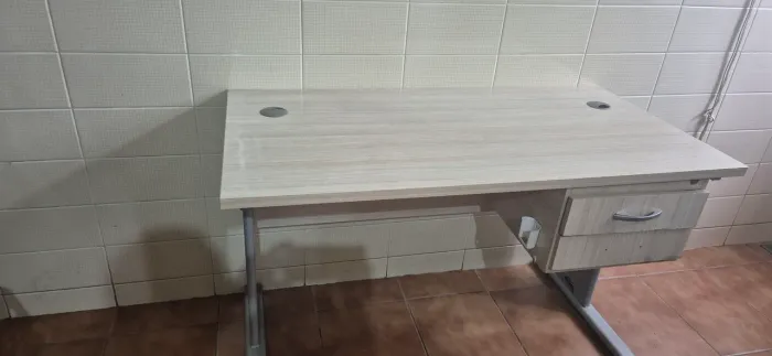 ? Mesa de escritório com gaveteiro - ótima conservação