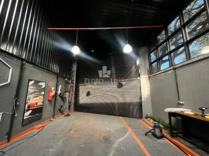 Galpão de esquina em Ermelino Matarazzo com 70m², 2 escritórios e teto retrátil