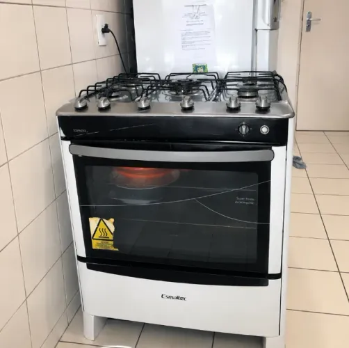 Fogão Esmaltec Topázio 5 bocas com forno autolimpante, timer e acendimento automático