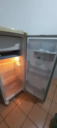 Vendo geladeira gelando muito 
