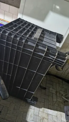 Caixa plástica fechado bem reforçada, capacidade para 370 L