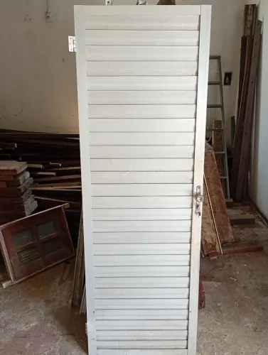 Porta de alumínio branca só instalar largura 85 altura 2,10 valo $550 só ligar *71