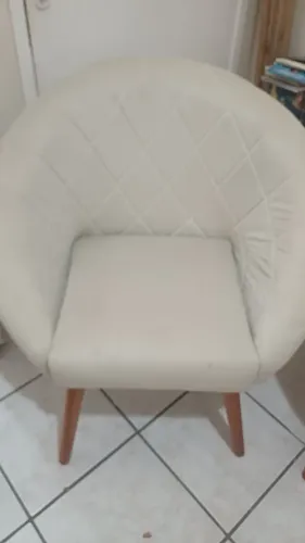 Vendo 2 lindas cadeiras bege acolchoadas e confortáveis.
