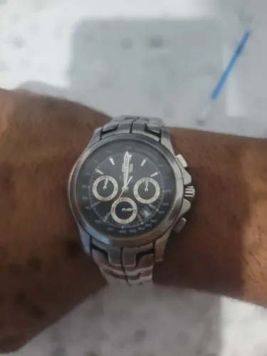 relógio é um TAG Heuer Link Calibre 36
