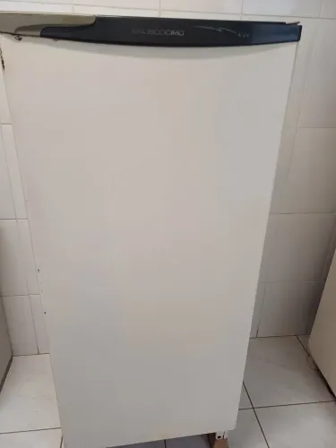 Geladeira funcionando perfeitamente, pequena boa pra colocar em apartamento