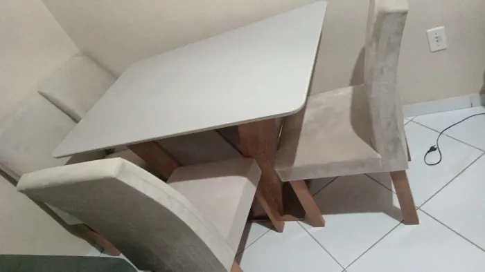 Vendo mesa 4 cadeiras nova 15 dias de uso