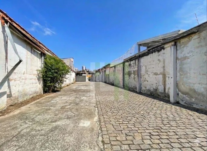 Galpão à venda, 1062m², com aproximadamente 500m² de área coberta e 250m² construida, por 