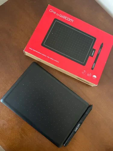Mesa Digitalizadora One Wacom CTL472 Pequena Preta e Vermelha