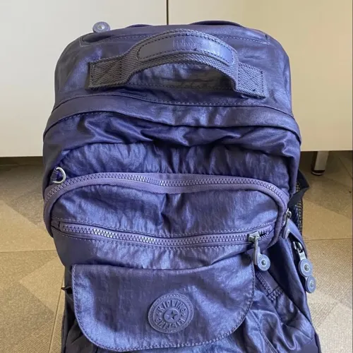 Mochila Kipling de Rodinha Roxa Metálica Seminova e Estojo Kipling 100 pens Roxa Metálica