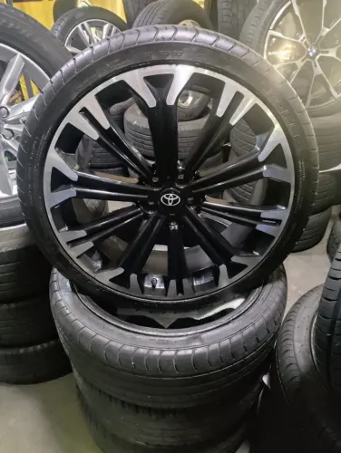 Roda 20 Toyota Corolla com os pneus