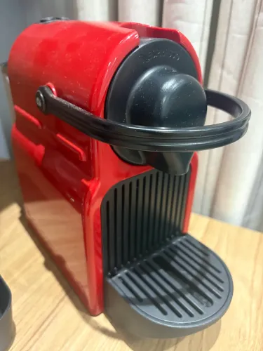 Nespresso Inissia C40 automática na cor Ruby Red,