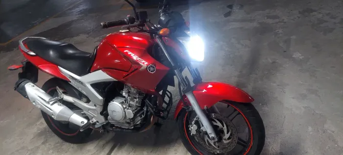 FAZER 250cc Vermelha
