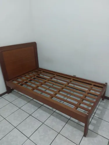 Cama de madeira 
