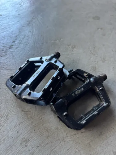 Pedal Plataforma Alumínio Fp922 Rosca Grossa está sem um sinalizador num pedal