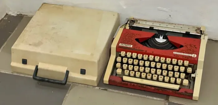 Antiga Máquina De Escrever Olympia Traveller De Luxe, Vermelha