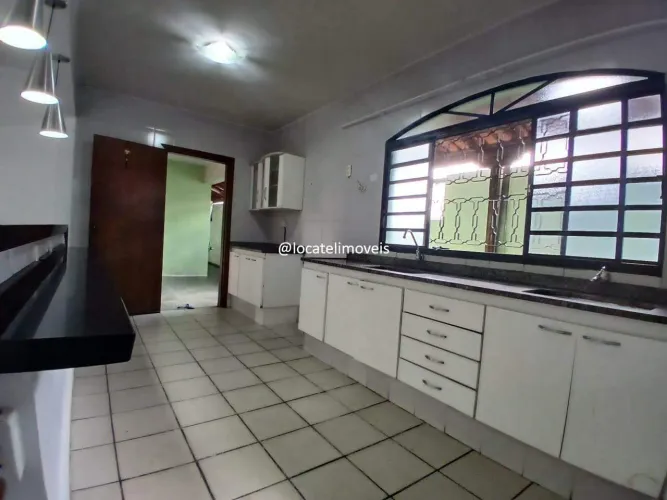 Casa de 03 quartos disponível para locação no bairro Araguaia