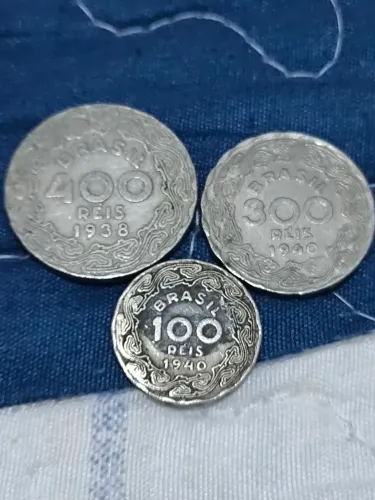 Moedas antigas de reis.