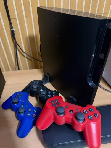PS3 Slim 500GB + 3 Controles