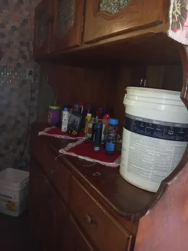 Vendo um armário de cozinha de madeira com 3 portinha em cima 3 gaveta e 3 portas embaixo